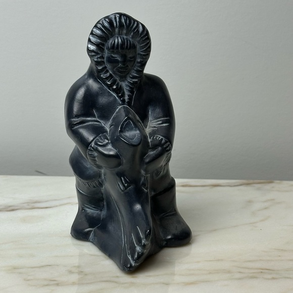 Vintage Black Inuit Seal Hunter Hollow Sculpture Signed Rilla 1981 - Picture 1 of 11
